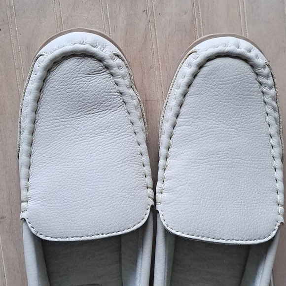 New My Pillow My Slippers Bone Off White Leather Memory Foam Slipper Moccasin - Picture 2 of 8